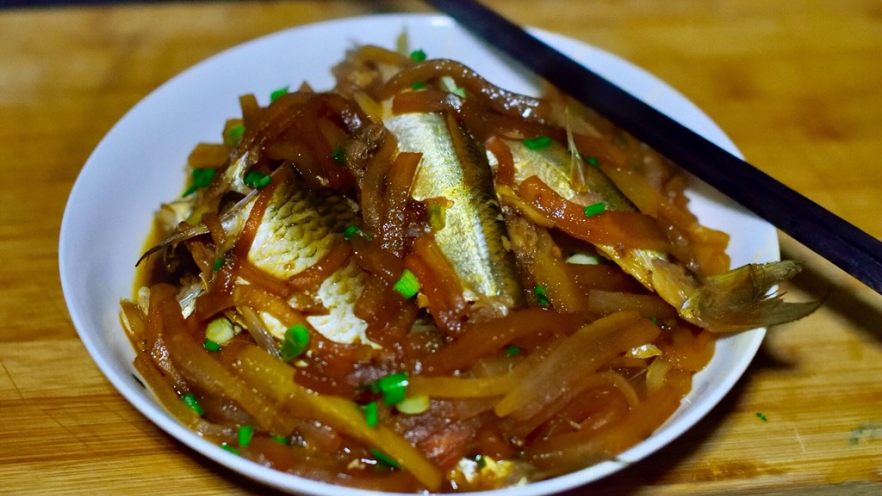 How to Make Radish Shreds with Small Fish: A Cozy Winter Recipe from Jiangnan