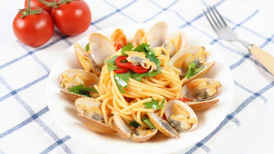 Easy Seafood Pasta Recipe: Fresh Clams & Tangy Tomato Flavor