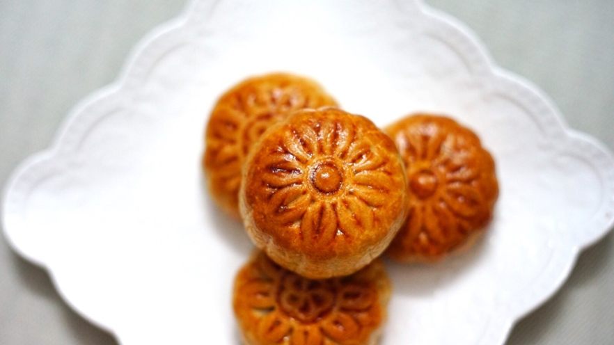 Homemade Lotus Seed Paste Mooncakes with Salted Egg Yolk: Easy Recipe Before Mid-Autumn Festival