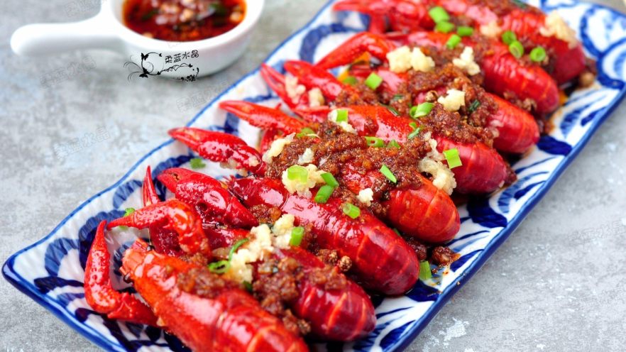 Spicy Garlic Oil-Poached Crayfish: A Flavor-Packed Summer Recipe Spicy Garlic Oil-Poached Crayfish: A Flavor-Packed Summer Recipe