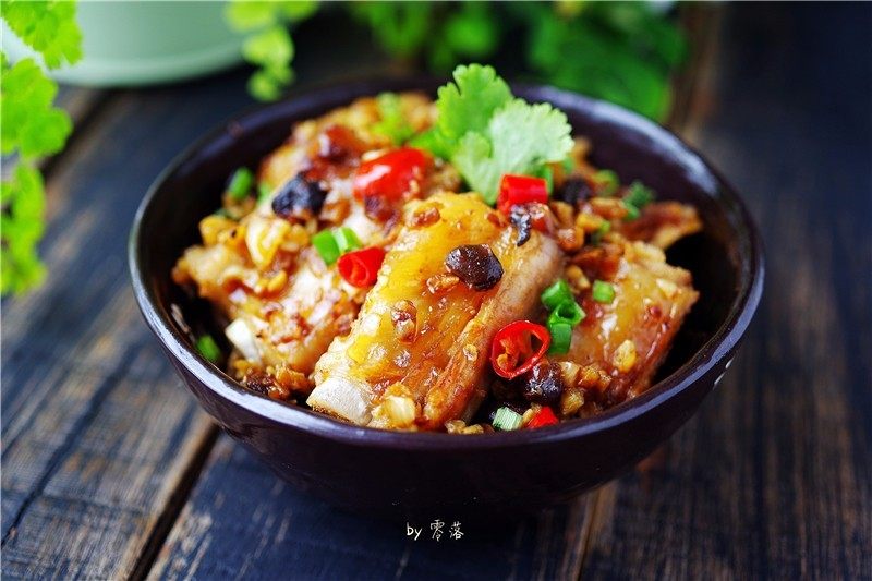 Garlic-Infused Cured Pork Ribs: Easy Steamed Recipe for Savory, Chewy Goodness